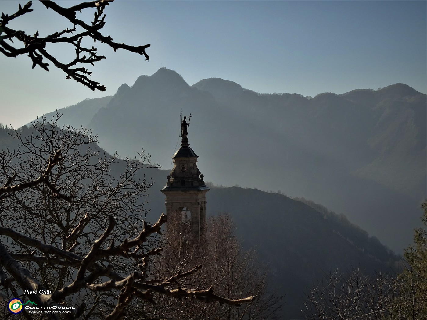 10 Mi sono alzato rispetto al campanile della chiesa con vista sul Monte Zucco.JPG